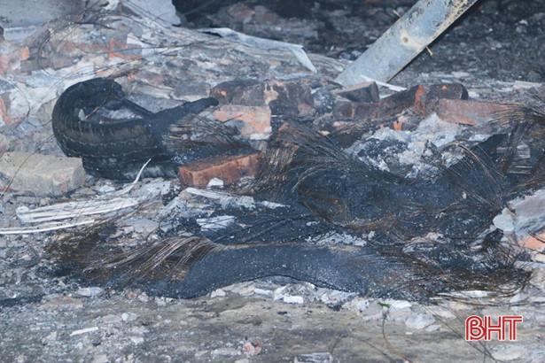 Hiện trường vụ cháy cửa hàng phụ tùng ôtô, săm lốp ở Cẩm Xuyên