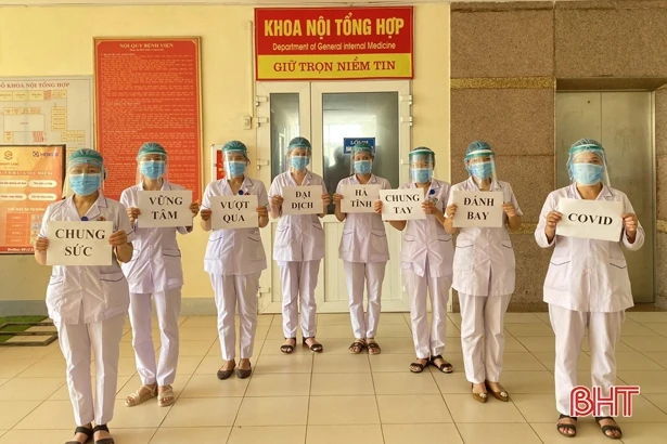 Bác sỹ Hà Tĩnh truyền tải mạnh mẽ thông điệp “Chúng tôi đi làm vì bạn. Bạn hãy ở nhà vì chúng ta”