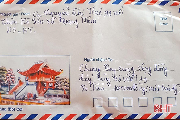 Cụ bà 98 tuổi ở Hà Tĩnh đến ủy ban xã ủng hộ tiền, góp sức chống Covid-19