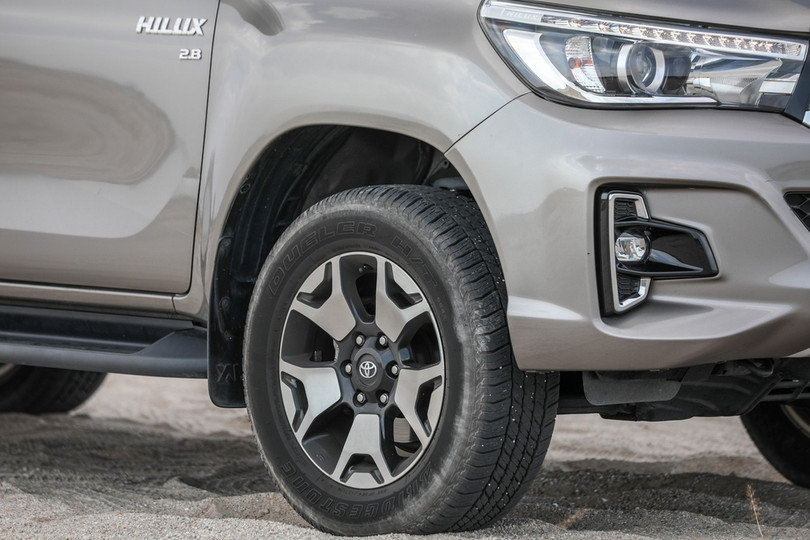 Ra mắt Toyota Hilux thế hệ mới - thay đổi diện mạo, tinh chỉnh động cơ