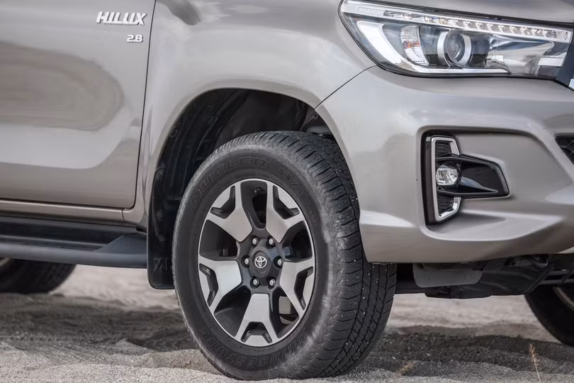 Ra mắt Toyota Hilux thế hệ mới - thay đổi diện mạo, tinh chỉnh động cơ