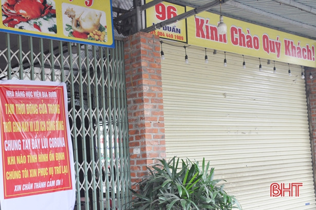 Cơ sở kinh doanh, dịch vụ đóng cửa phòng dịch, phố xá Hà Tĩnh vắng người qua lại