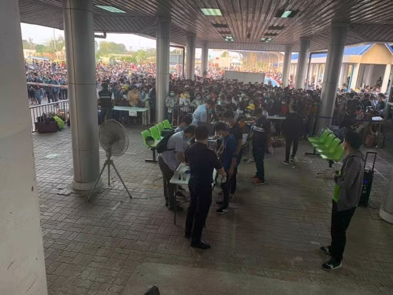 Hàng nghìn lao động Lào làm việc ở Thái Lan xếp hàng rồng rắn ở cửa khẩu chờ được về nước