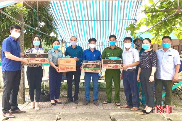 Phụ nữ Hà Tĩnh góp gạo, thổi cơm, hỗ trợ hậu cần khu cách ly tập trung