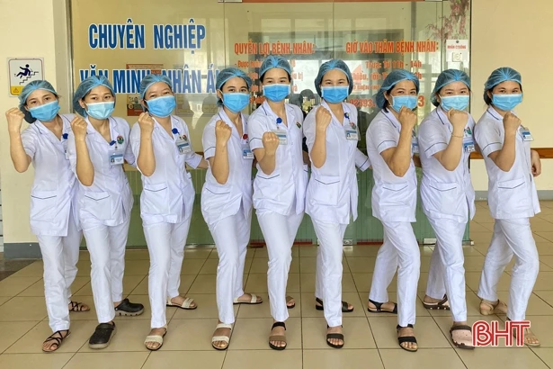 Bác sỹ Hà Tĩnh truyền tải mạnh mẽ thông điệp “Chúng tôi đi làm vì bạn. Bạn hãy ở nhà vì chúng ta”