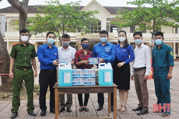 Tuổi trẻ Hà Tĩnh trao tặng vật phẩm y tế cho các khu cách ly tập trung
