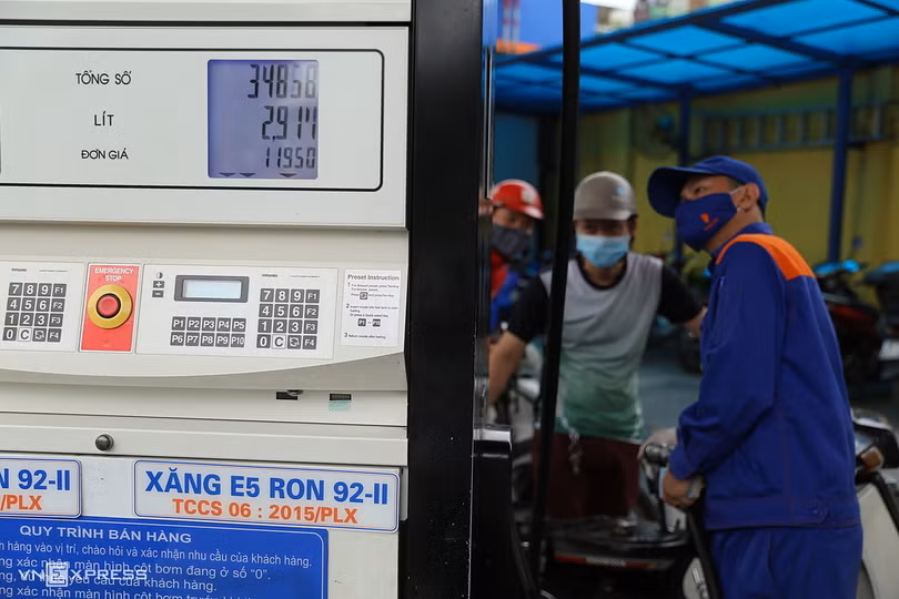 Giá xăng giảm còn 12.000 đồng một lít từ chiều nay