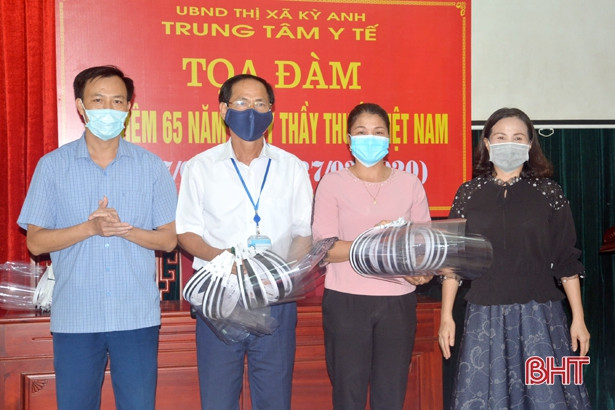 Trao tặng 200 kính chống giọt bắn cho các xã, phường TX Kỳ Anh