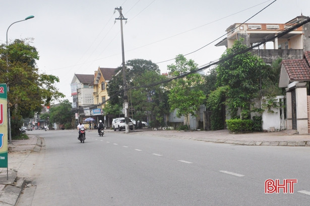 Cơ sở kinh doanh, dịch vụ đóng cửa phòng dịch, phố xá Hà Tĩnh vắng người qua lại