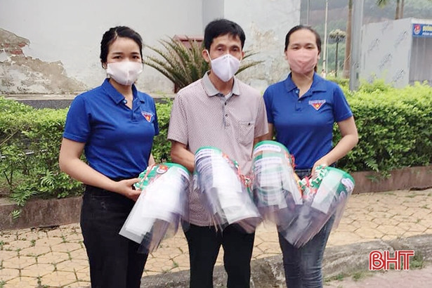 Giáo viên, thanh niên làm hàng trăm mũ chống giọt bắn tặng các lực lượng tuyến đầu chống dịch