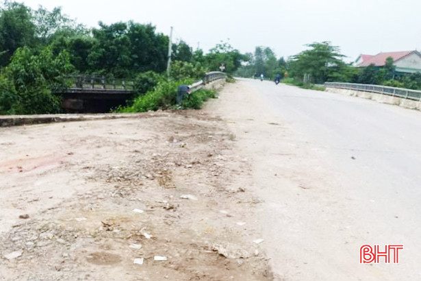 Tiếp thu phản ánh Báo Hà Tĩnh: Xã Tân Lâm Hương bắt quả tang 3 người đổ rác trên Tỉnh lộ 17