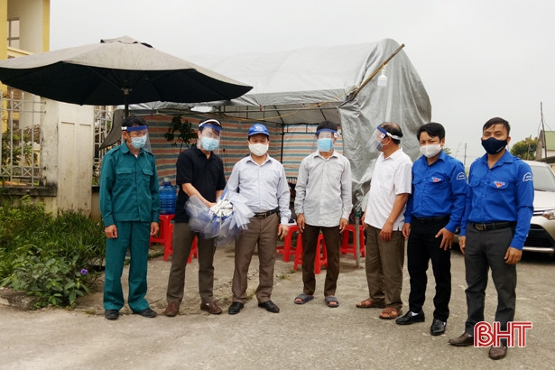 Tặng 1.000 chiếc mũ chống giọt bắn cho các xã, thị trấn ở Thạch Hà