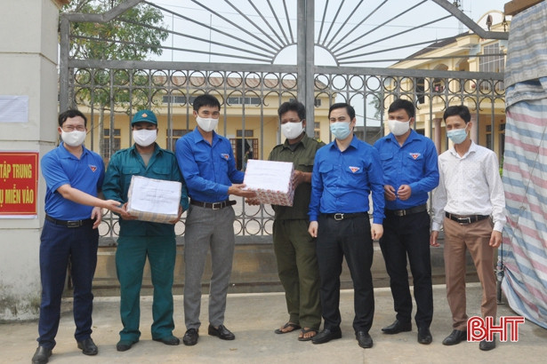 Tuổi trẻ Hà Tĩnh trao tặng vật phẩm y tế cho các khu cách ly tập trung