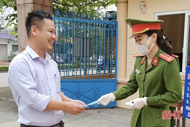 Vào giao dịch ở Kho bạc Nhà nước Hà Tĩnh, khách hàng được phát khẩu trang