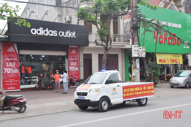 Cơ sở kinh doanh, dịch vụ đóng cửa phòng dịch, phố xá Hà Tĩnh vắng người qua lại