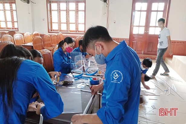 Giáo viên, thanh niên làm hàng trăm mũ chống giọt bắn tặng các lực lượng tuyến đầu chống dịch