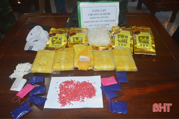 Dùng xe máy chở 5kg ma túy đá, 30 nghìn viên hồng phiến trên QL 8A ở Hà Tĩnh