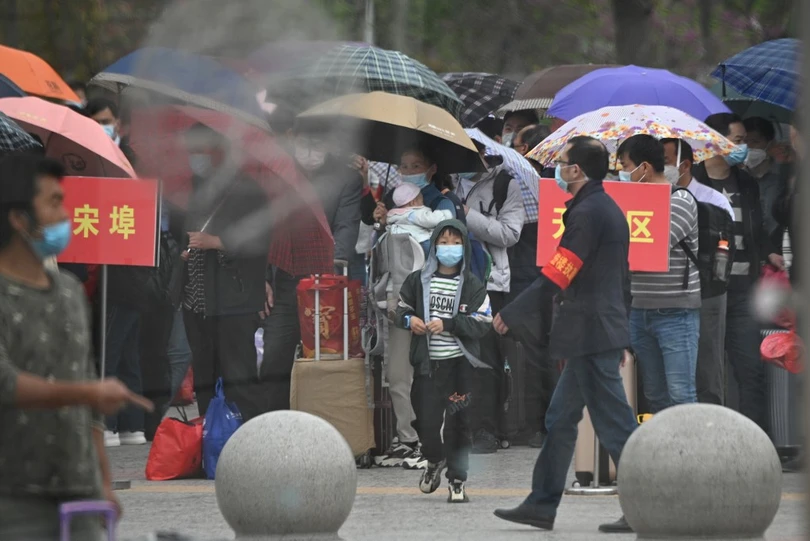 Người dân lũ lượt rời tâm dịch Hồ Bắc ngay khi hết phong tỏa