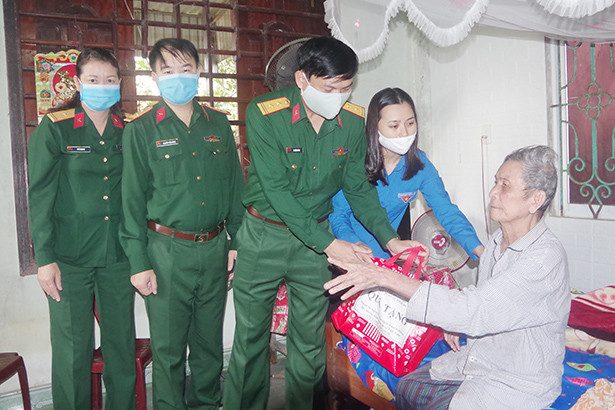 Bộ CHQS tỉnh Hà Tĩnh tặng 20 suất quà cho gia đình chính sách
