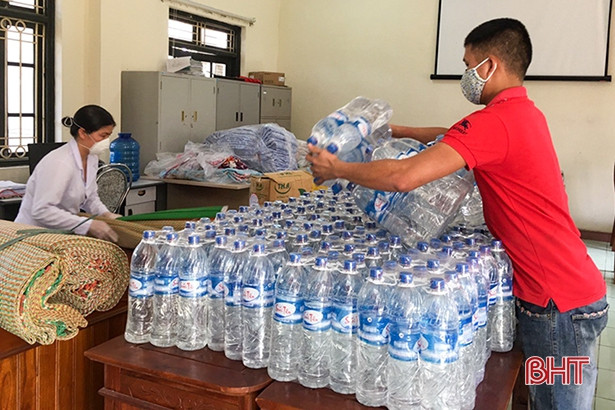 2 doanh nghiệp Hồng Lĩnh hỗ trợ bệnh viện mua máy khử khuẩn toàn thân