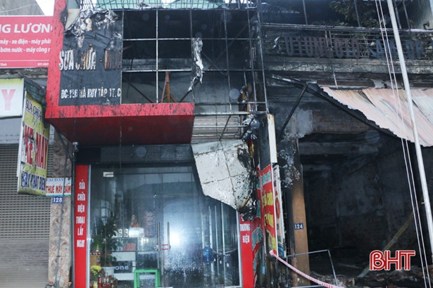 Hiện trường vụ cháy cửa hàng phụ tùng ôtô, săm lốp ở Cẩm Xuyên