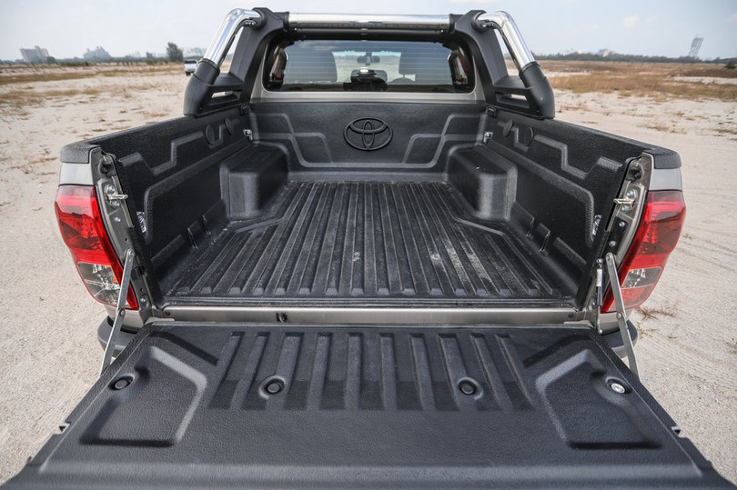 Ra mắt Toyota Hilux thế hệ mới - thay đổi diện mạo, tinh chỉnh động cơ