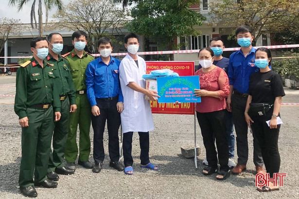 Huyện đoàn Kỳ Anh kết nối, trao tặng các vật phẩm phòng chống dịch Covd-19