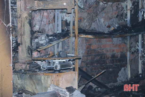 Hiện trường vụ cháy cửa hàng phụ tùng ôtô, săm lốp ở Cẩm Xuyên