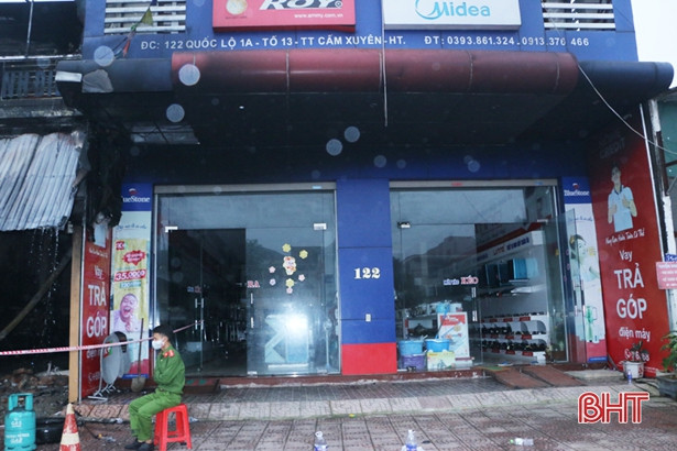 Hiện trường vụ cháy cửa hàng phụ tùng ôtô, săm lốp ở Cẩm Xuyên
