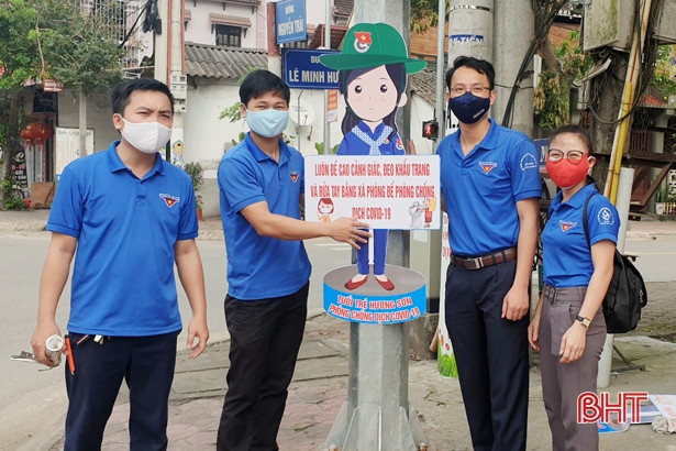 Giáo viên, thanh niên làm hàng trăm mũ chống giọt bắn tặng các lực lượng tuyến đầu chống dịch