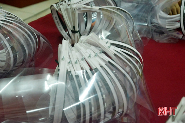 Trao tặng 200 kính chống giọt bắn cho các xã, phường TX Kỳ Anh