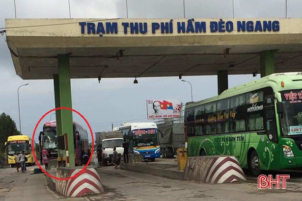 Xe khách đâm vào trụ phân cách trạm thu phí Đèo Ngang