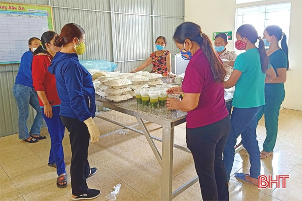 Phụ nữ Hà Tĩnh góp gạo, thổi cơm, hỗ trợ hậu cần khu cách ly tập trung