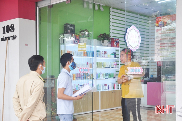 Cơ sở kinh doanh, dịch vụ đóng cửa phòng dịch, phố xá Hà Tĩnh vắng người qua lại