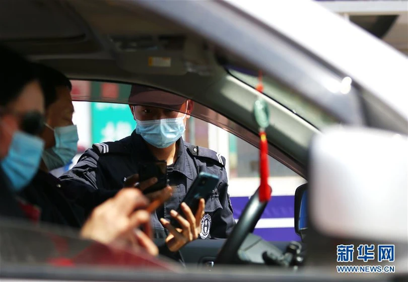 Người dân lũ lượt rời tâm dịch Hồ Bắc ngay khi hết phong tỏa