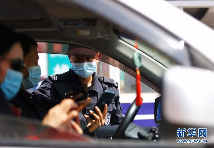 Người dân lũ lượt rời tâm dịch Hồ Bắc ngay khi hết phong tỏa