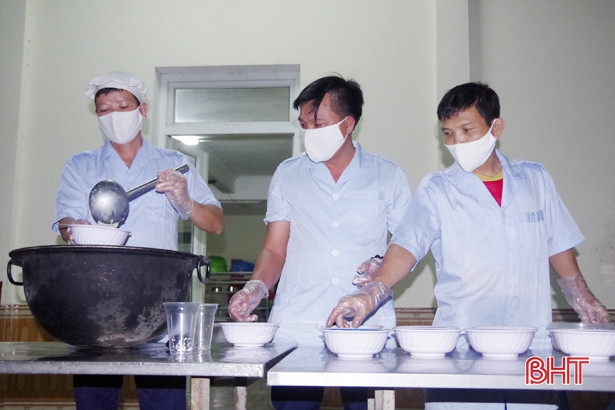 “Nội bất xuất, ngoại bất nhập” ở khu cách ly 200 người tại Hà Tĩnh