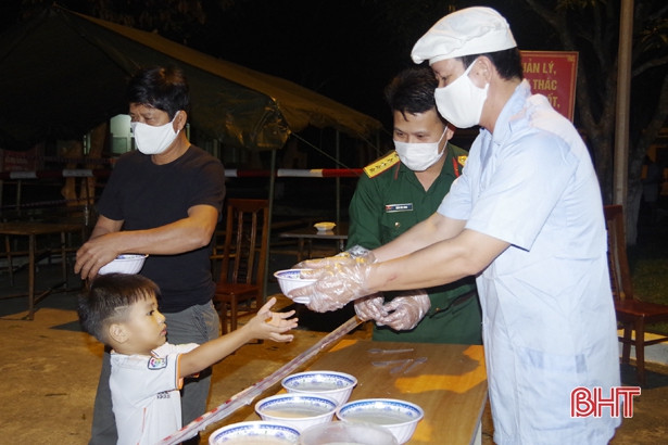 “Nội bất xuất, ngoại bất nhập” ở khu cách ly 200 người tại Hà Tĩnh