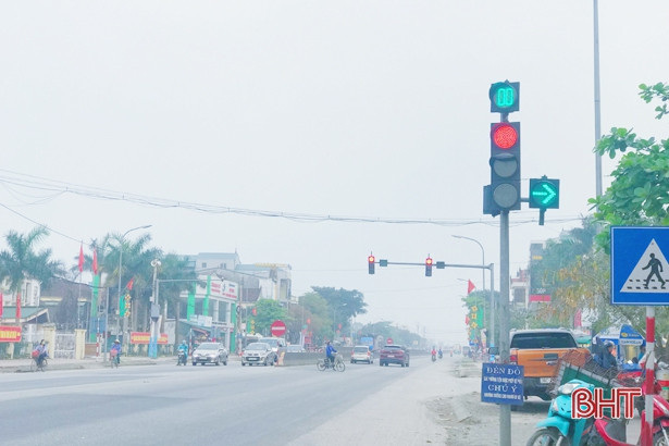 Đèn giao thông “nhảy múa”, người dân Cẩm Xuyên thấp thỏm qua đường