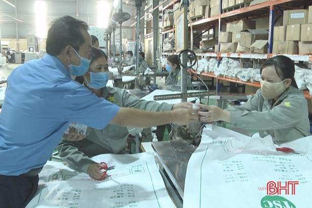 Công đoàn Hà Tĩnh hỗ trợ người lao động phòng dịch Covid-19