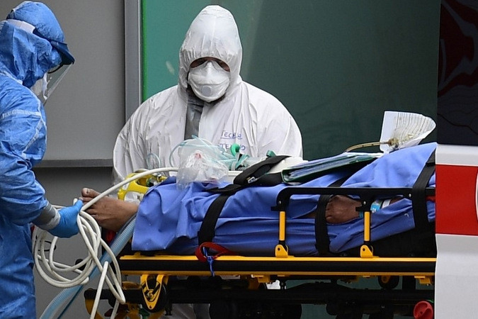 Nhân viên y tế đưa bệnh nhân vào khu hồi sức tích cực tại một bệnh viện ở Milan hôm 23/3. Ảnh: AFP . Hơn 16.400 người chết vì nCoV toàn cầu