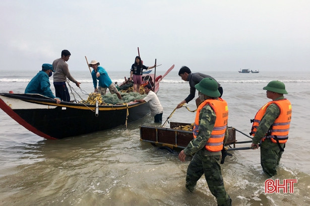 Bắt 6 đối tượng dùng kích điện đánh bắt hải sản trên biển