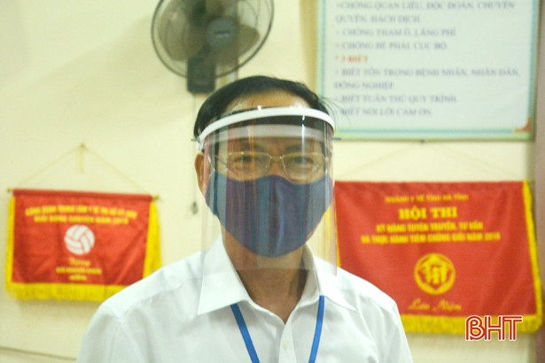 Trao tặng 200 kính chống giọt bắn cho các xã, phường TX Kỳ Anh