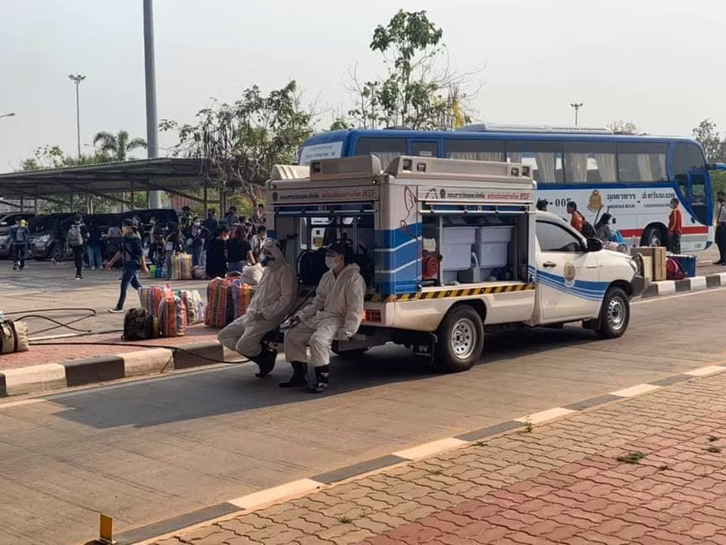 Hàng nghìn lao động Lào làm việc ở Thái Lan xếp hàng rồng rắn ở cửa khẩu chờ được về nước