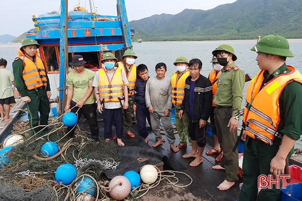 Bắt 2 tàu giã cào công suất lớn khai thác hải sản trái phép tại Hà Tĩnh
