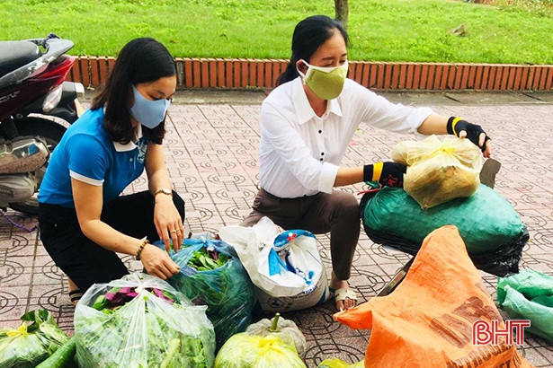 Phụ nữ Lộc Hà quyên góp nhu yếu phẩm cho khu cách ly dịch Covid - 19