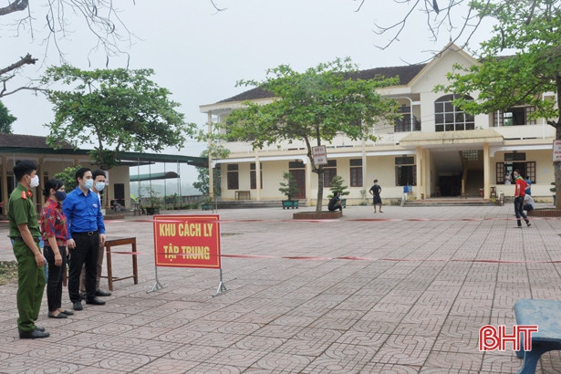 Tuổi trẻ Hà Tĩnh trao tặng vật phẩm y tế cho các khu cách ly tập trung