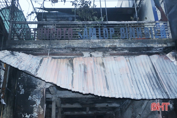 Hiện trường vụ cháy cửa hàng phụ tùng ôtô, săm lốp ở Cẩm Xuyên