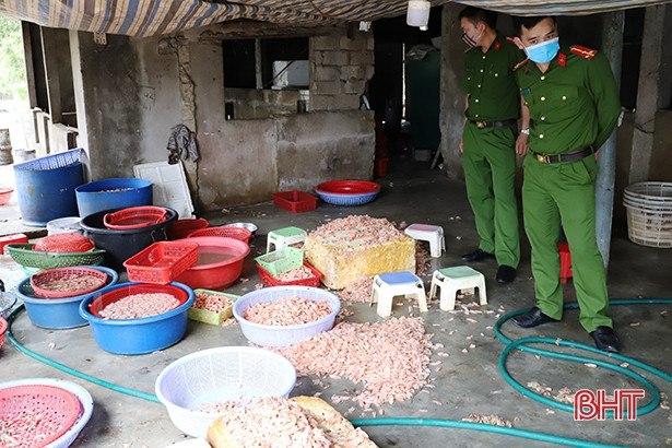 Hà Tĩnh: Phát hiện cơ sở “hô biến” tôm chết thành… tôm nõn!