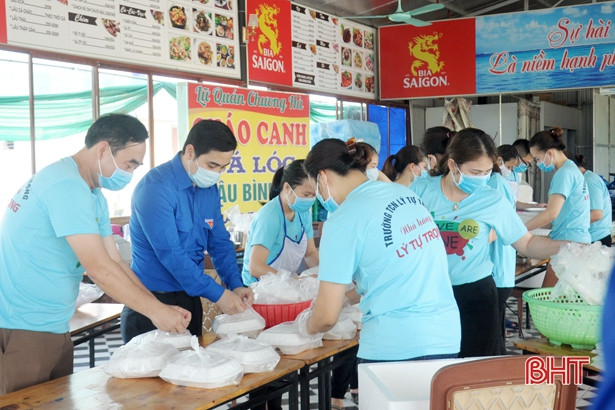 Tuổi trẻ Hà Tĩnh trao tặng vật phẩm y tế cho các khu cách ly tập trung